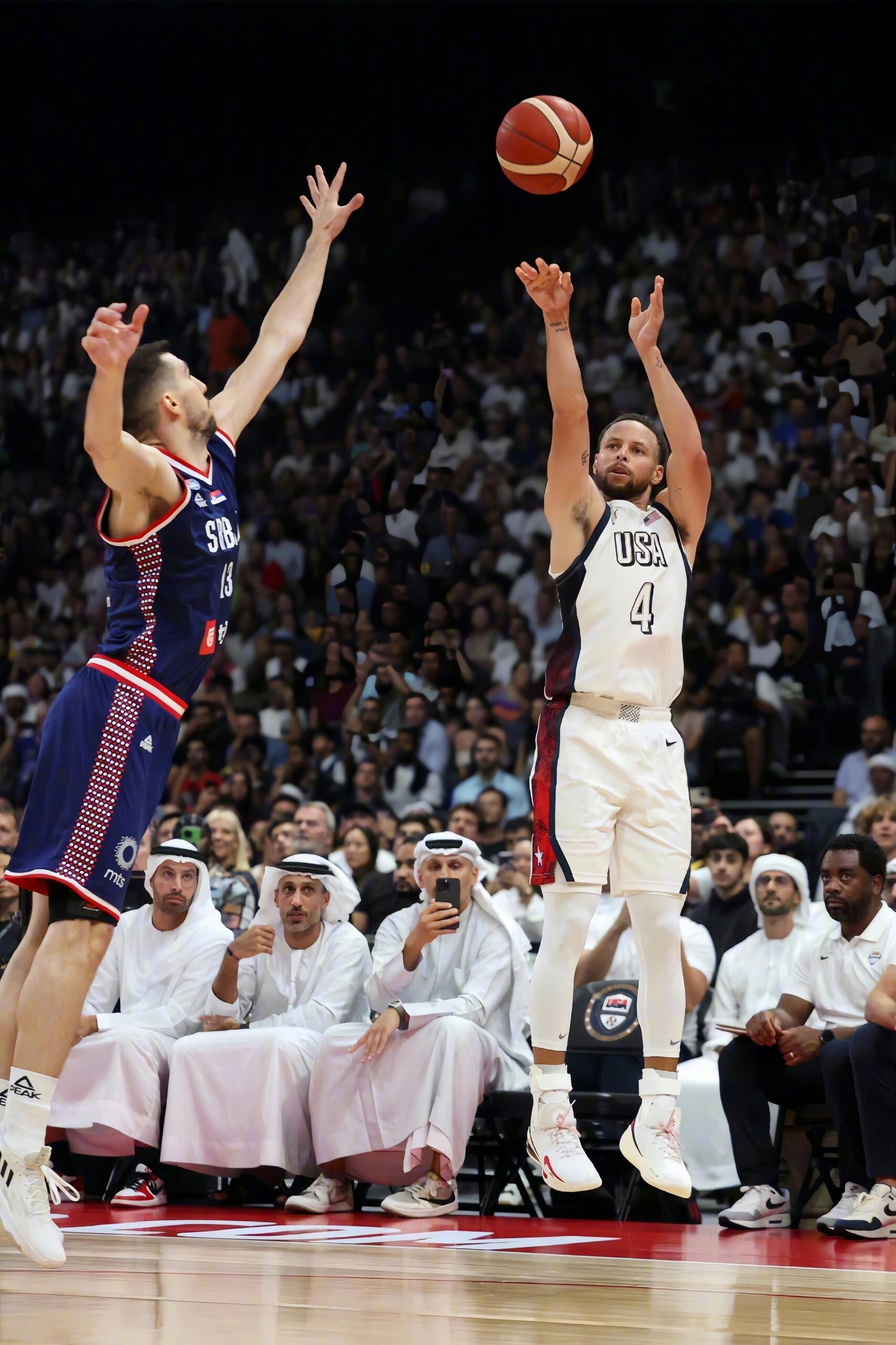 关于库里连续七场比赛得分超过比赛局势复杂,塞尔维亚队不断突破!观众掌声雷动的信息 关于库里连续七场比赛得分超过比赛局势复杂,塞尔维亚队不断突破!观众掌声雷动的信息