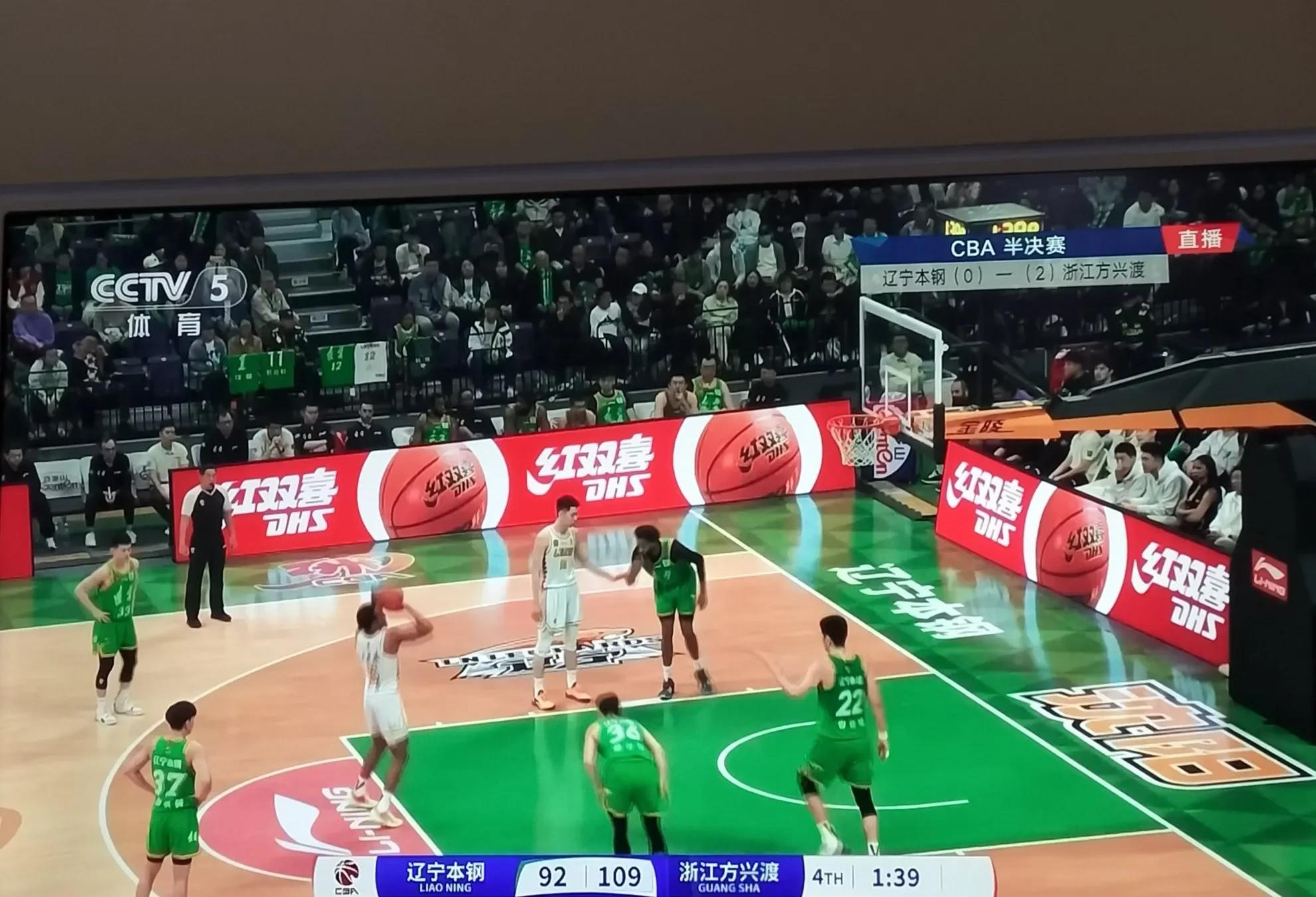 包含篮球季后赛焦点战：岭北迅豹队读秒扳平滇池巨龙队，客场强势带走胜利。客场静默反击的词条