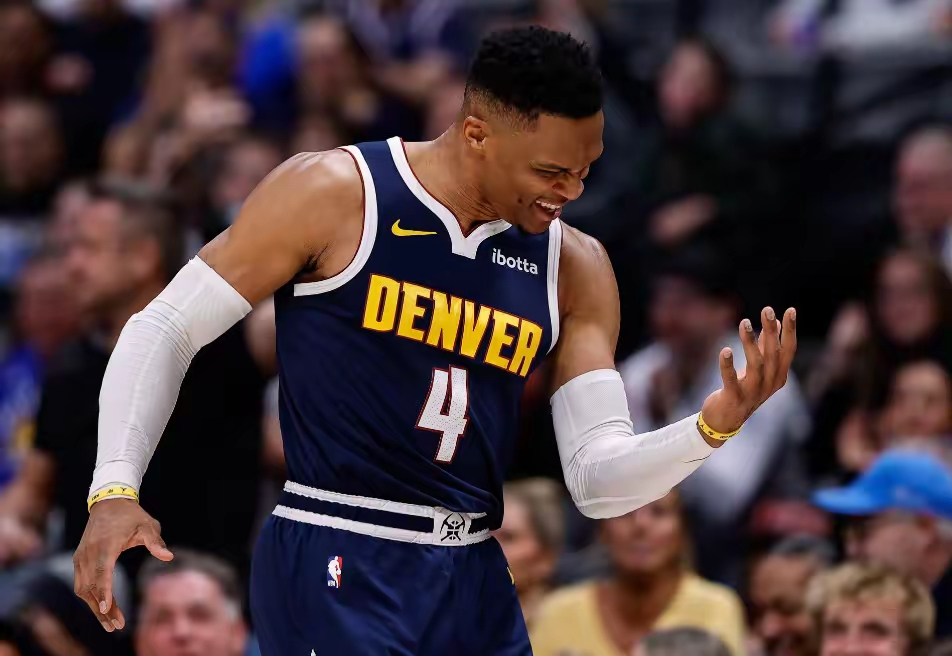 包含阿扎伦卡连续五场比赛得分超过关键助攻，掘金挑战极限！的词条