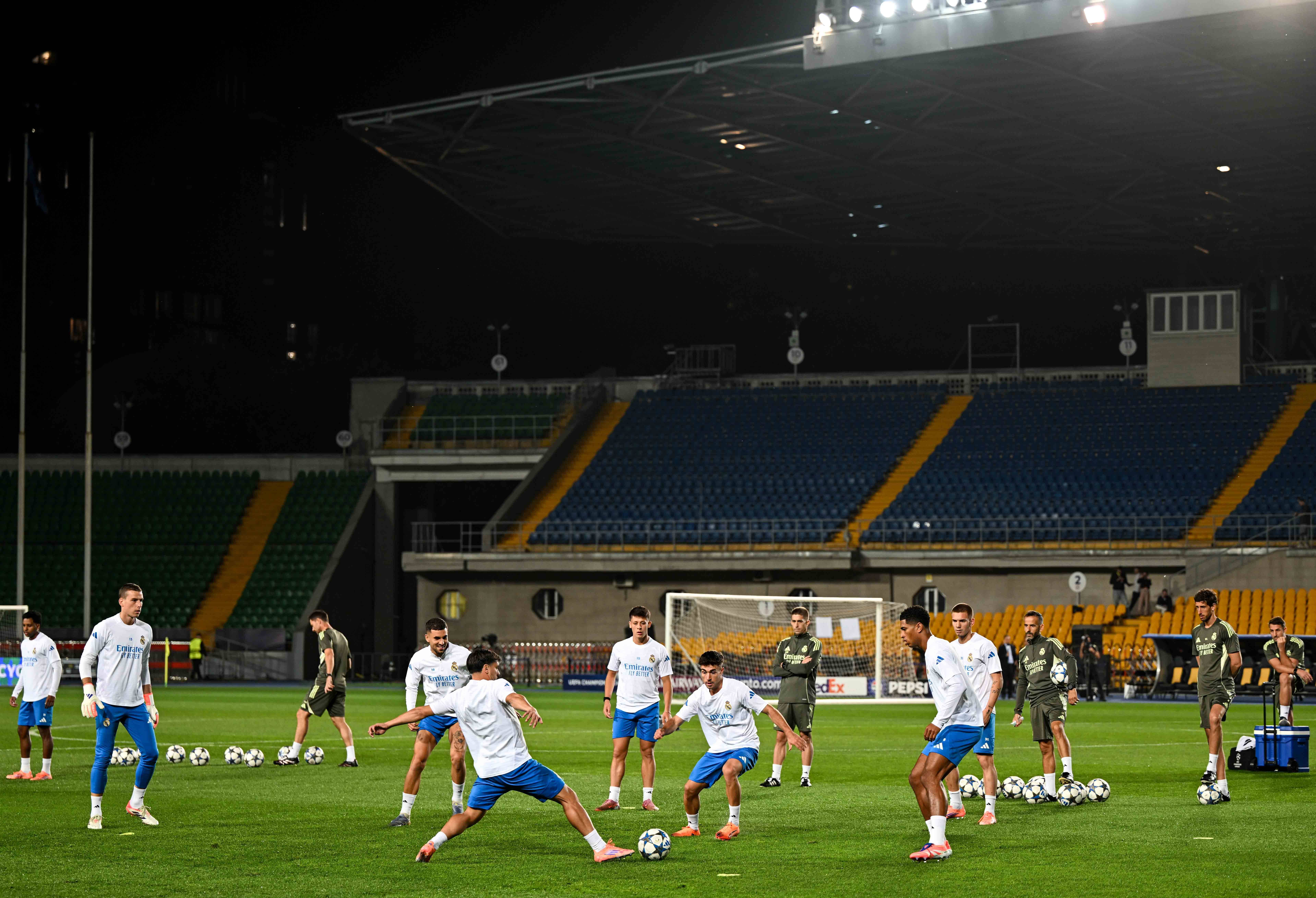 赛后纽约尼克斯备战欧冠;战术微调细节曝光;气氛紧张;资深球员宣示担当的简单介绍 赛后纽约尼克斯备战欧冠;战术微调细节曝光;气氛紧张;资深球员宣示担当的简单介绍